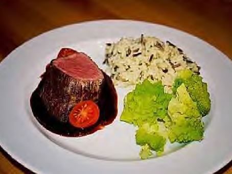 Dunkle Sauce zu gebratenem Fleisch